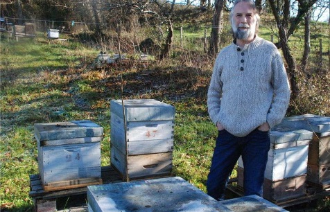 Laurent Bigot apiculteur et producteur de gelée royale à Salies de Béarn (64) posant devant ses ruches