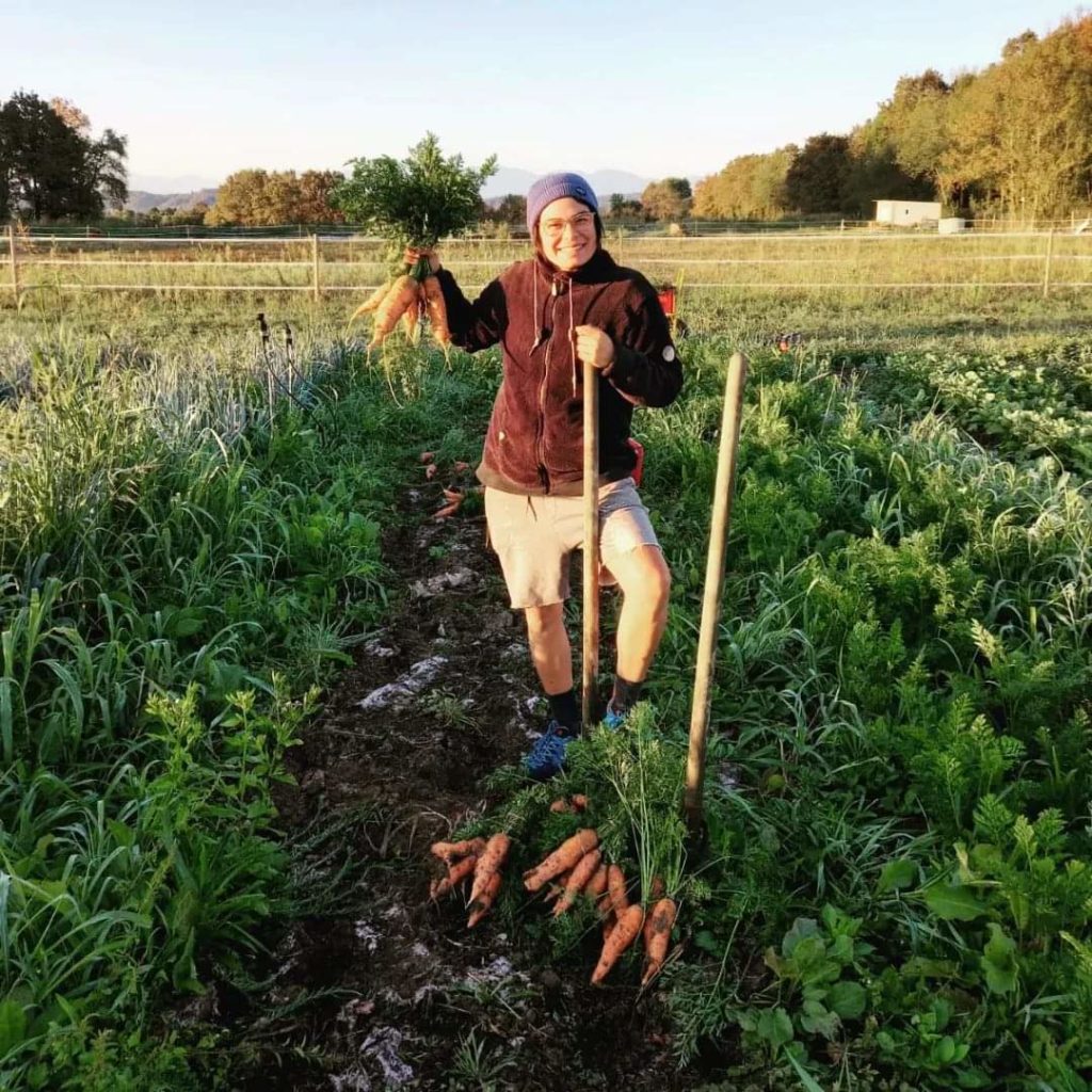 Mélissa dans le champs de carottes - La Ferme D'à côté - Lescar (64)